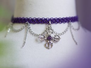 ♥ Collier violet foncé avec un pendentif croix ornemental