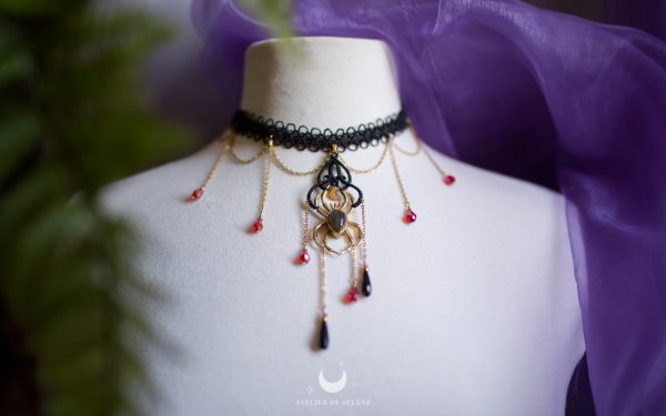 araignée i ras de cou marron avec une araignée dorée (copie)