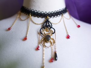 araignée i ras de cou marron avec une araignée dorée (copie)