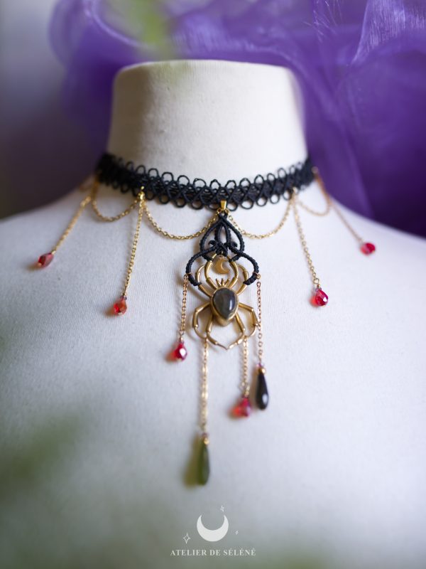 araignée i ras de cou marron avec une araignée dorée (copie)