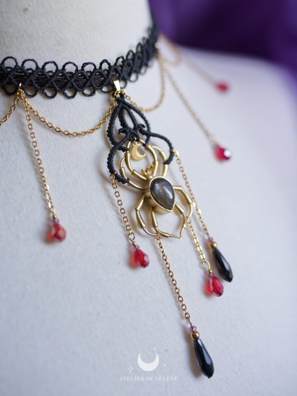 araignée i ras de cou marron avec une araignée dorée (copie)