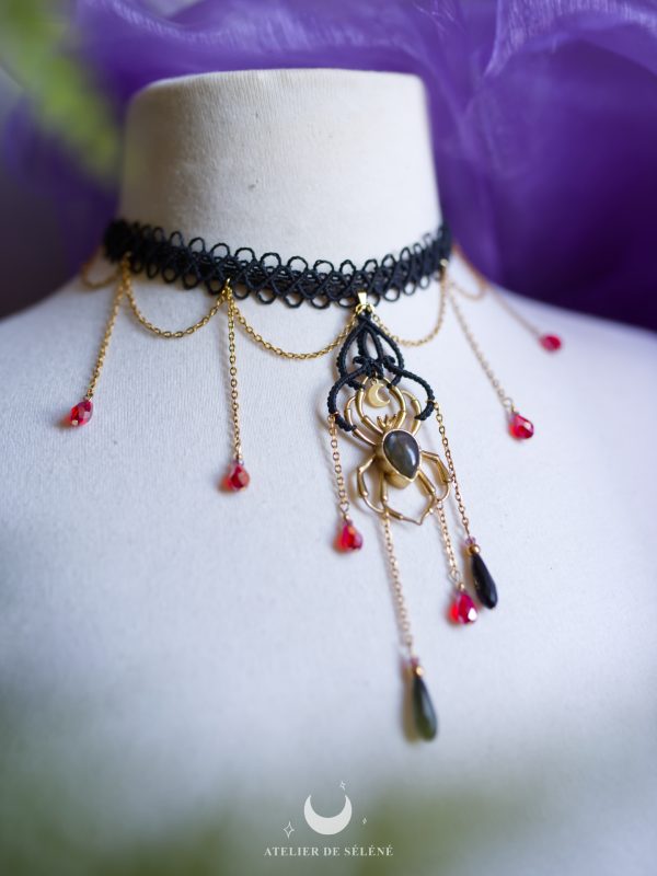 araignée i ras de cou marron avec une araignée dorée (copie)