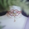 collier rouge et doré en micro macramé