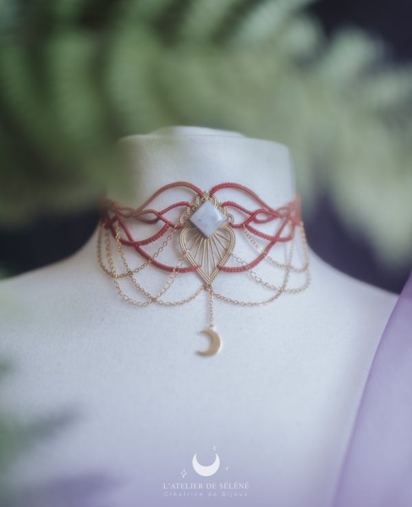 collier rouge et doré en micro macramé