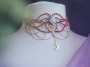 collier rouge et doré en micro macramé