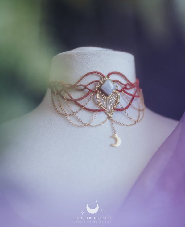 collier rouge et doré en micro macramé