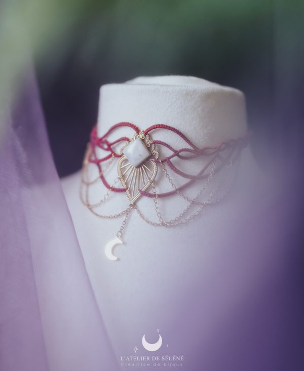 collier rouge et doré en micro macramé