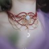 collier rouge et doré en micro macramé