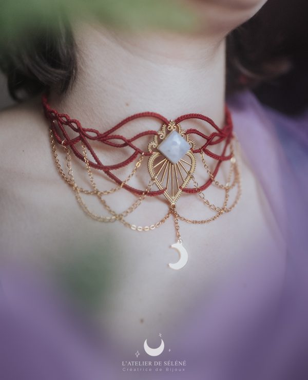 collier rouge et doré en micro macramé