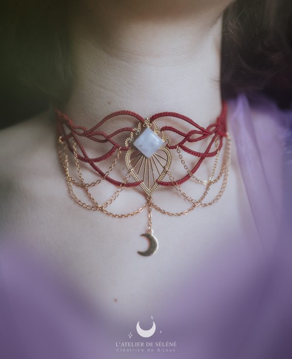 collier rouge et doré en micro macramé