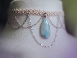 ras de cou beige avec pendentif upcyclé en larimar