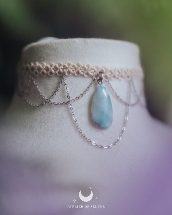 ras de cou beige avec pendentif upcyclé en larimar