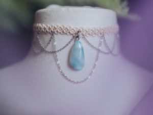 ras de cou beige avec pendentif upcyclé en larimar