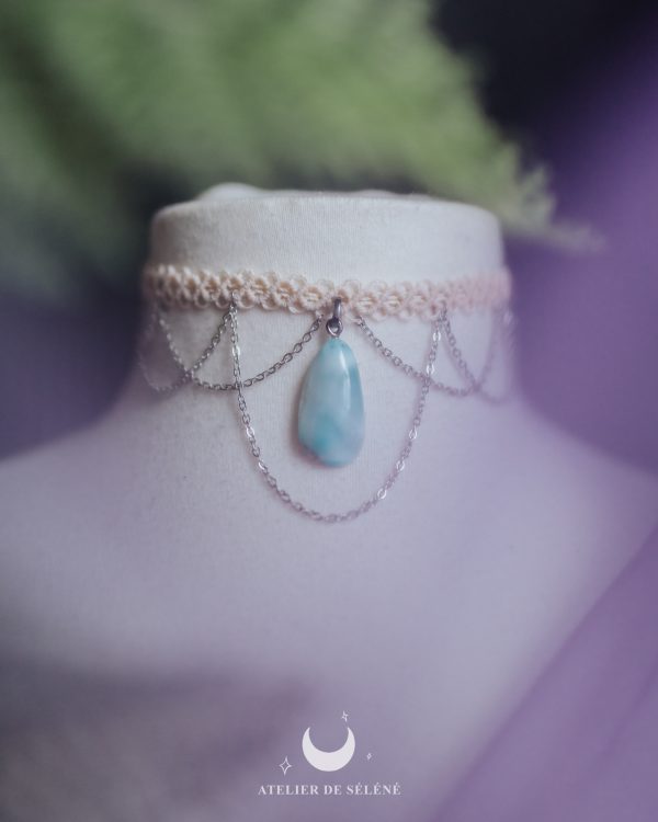 ras de cou beige avec pendentif upcyclé en larimar