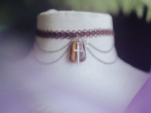 ras de cou beige avec pendentif upcyclé en larimar