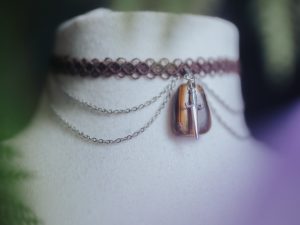 ras de cou beige avec pendentif upcyclé en larimar