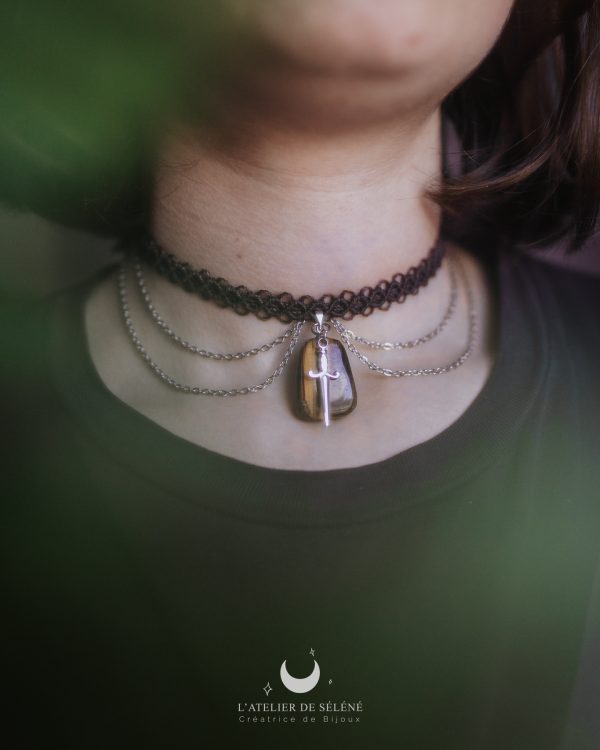 ras de cou beige avec pendentif upcyclé en larimar