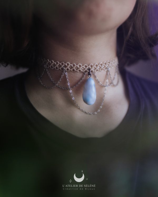 ras de cou beige avec pendentif upcyclé en larimar