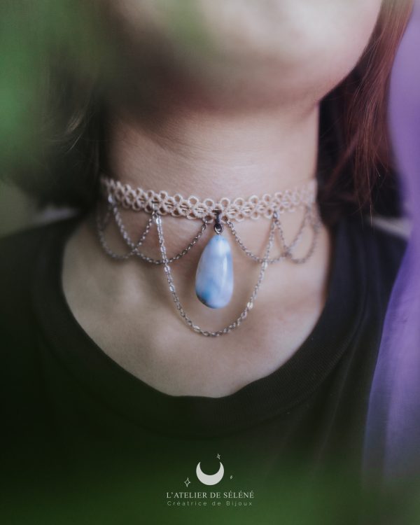 ras de cou beige avec pendentif upcyclé en larimar