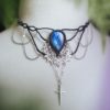 collier bleu orage et argenté avec une labradorite