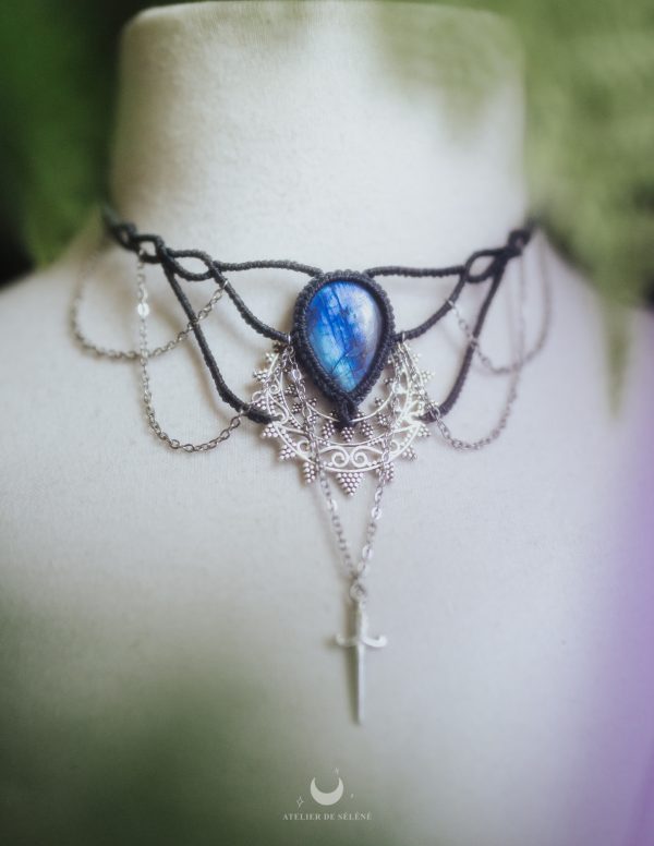 collier bleu orage et argenté avec une labradorite