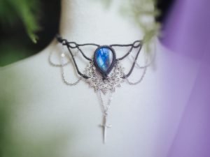 collier bleu orage et argenté avec une labradorite