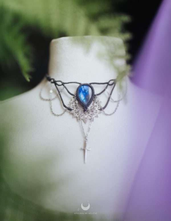collier bleu orage et argenté avec une labradorite
