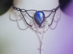 collier bleu orage et argenté avec une labradorite