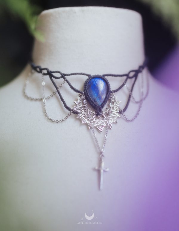 collier bleu orage et argenté avec une labradorite