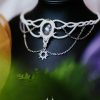 collier blanc et doré avec un cristal de roche facetté