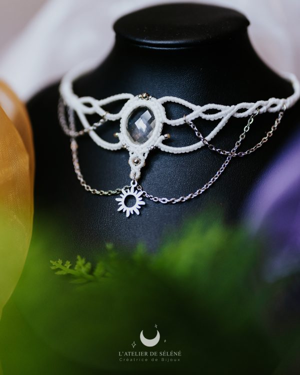 collier blanc et doré avec un cristal de roche facetté