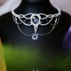 collier blanc et doré avec un cristal de roche facetté