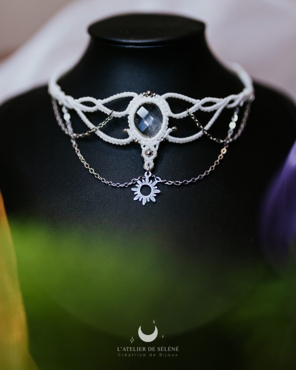 collier blanc et doré avec un cristal de roche facetté