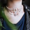 collier blanc et doré avec un cristal de roche facetté