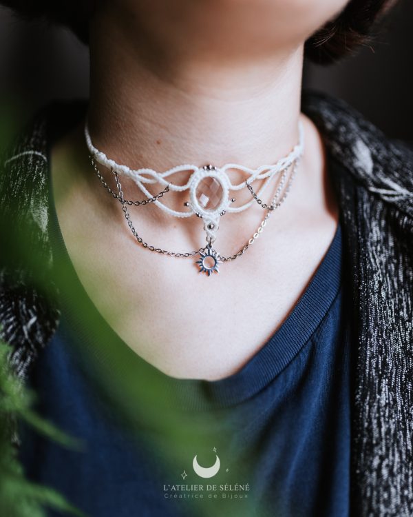 collier blanc et doré avec un cristal de roche facetté