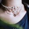 collier blanc et doré avec un cristal de roche facetté