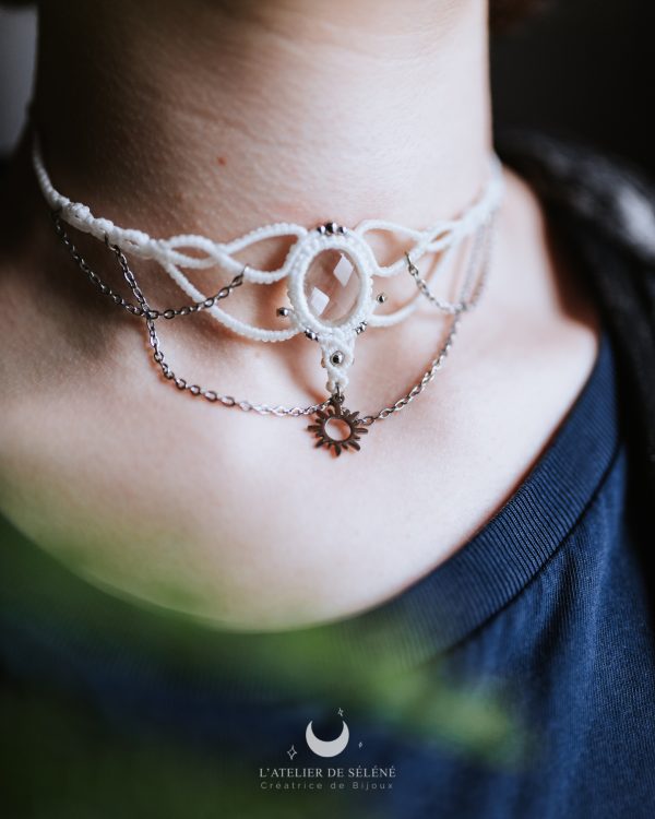 collier blanc et doré avec un cristal de roche facetté