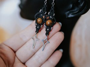 boucles d'oreilles noires & argentées