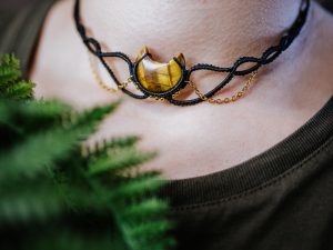 ♠ ras de cou ou tiare avec une œil de tigre lune