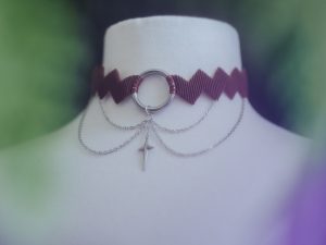 stormy choker bordeau et argenté