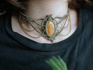 collier vert et doré avec oeil de tigre