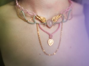 flora collier féerique rose et vert pastel