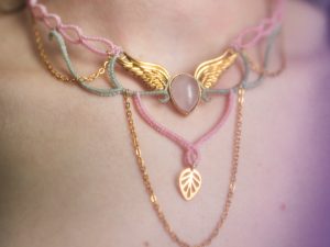 flora collier féerique rose et vert pastel