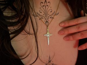 collier pendentif épée doré ou argenté (grade b)