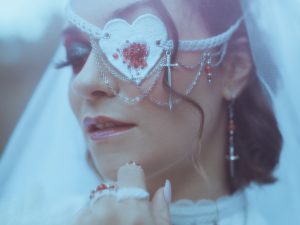 cache oeil blanc atelier de séléné x lynxina (oeil droit et oeil gauche)