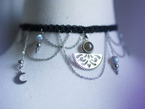 ras de cou noir et argenté lunes , ras de cou style alternatif