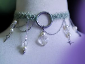 collier ras de cou choker argenté asymétrique vintage