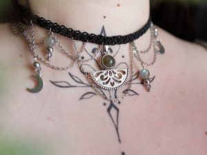 ras de cou noir et argenté lunes , ras de cou style alternatif