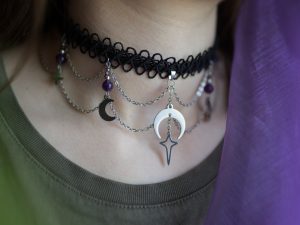 collier ras de cou noir witchy atelier de séléné