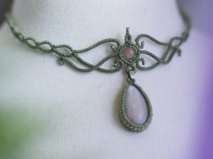 Collier pierre de lune argenté et vert clair